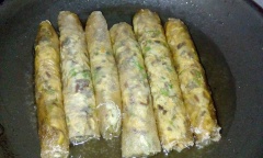 Làm nóng dầu ăn trong chảo. Gắp từng miến nem vào, chiên vàng giòn các mặt. Thỉnh thoảng lật đều để món nem không bị cháy. Gắp món ăn ra đĩa có lót sẵn khăn giấy để thấm dầu.