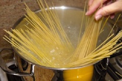 Luộc mì ý với 3 lít nước, 2 muỗng cà phê muối và 1 muỗng canh dầu ăn trong khoảng 8-10 phút rồi vớt ra để ráo.