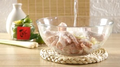 Sơ chế chân gà ngâm: Để khử mùi hôi của chân gà, đồng thời để chân gà được trắng hơn, các bạn nên làm kĩ bước sơ chế chân gà. Cho 500gr chân gà vào âu lớn, thêm 20gr gừng cắt sợi, 30gr muối hột, 100ml giấm trắng và 100ml rượu trắng. Dùng tay bóp kĩ chân gà với hỗn hợp trong khoảng từ 5 đến 10 phút. Sau đó, rửa sạch chân gà và để ráo nước, chặt chân gà thành 2 phần.