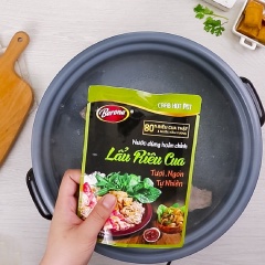 Bắc nồi khác lên bếp, hầm sườn sụn heo với 1,8 lít nước trong 30 phút. Tiếp đến, cho 1 gói Nước dùng hoàn chỉnh Barona Lẩu riêu cua vào, bạn có thể nêm thêm giấm bỗng hoặc nước me để vị chua kích thích vị giác, cho tiếp hỗn hợp cà chua đã xào nấu sôi là hoàn thành nồi lẩu ngon chuẩn vị không cần nêm nếm.