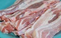 Rửa sạch thịt ba chỉ, để nguyên miếng. Sau đó, ướp thịt ba chỉ với 2 muỗng canh sữa đặc, 1 muỗng canh nước mắm khoảng 10 phút.