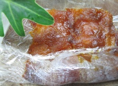 Mở trái hồng ra, trải miếng hồng phẳng ra trên tấm màng bọc thực phẩm. Xếp các hạt hồ đào lên hồng, cuộn lại.