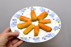 Bày trí ra đĩa và thưởng thức. Có thể rắc thêm ít đường bột để ăn cùng hoặc là có thể chấm các loại sốt, tương ớt tùy thích nhé!