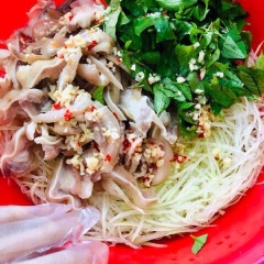 Tiến hành trộn gỏi: lấy 1 thau sạch nhỏ, trộn đu đủ và tai heo, sau đó trút hỗn hợp trộn gỏi vô, rắc đậu phộng rồi dùng gang tay nilong trộn đều. Đừng quên trộn vô 2 mc dầu mè để gỏi dậy mùi thơm. Húng quế xắt nhỏ 1 cm, trộn cùng. Gỏi ngấm gia vị khoảng 15 - 20 phút; múc ra dĩa và thưởng thức 😋