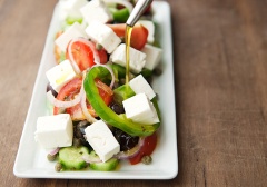 Cho phô mai feta cắt nhỏ vào, phun thêm 1 muỗng canh dầu ôliu và rắc hết chỗ rau oregano khô vào trong salad. Giờ bạn chỉ việc thưởng thức thôi.