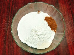 Cho bột mì, bột nở, men nở, bột cacao vào tô lớn và trộn đều mới cho đường, muối vào trộn đều lần nữa. Cho nước vào tô bột và nhồi kỹ cho tới khi khối bột trở lên mềm, mịn, dẻo và không dính tay, để khối bột vào tô và bọc kín, ủ bột khoảng 30 phút.