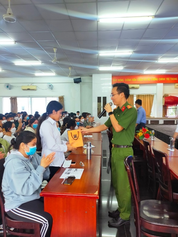 Kết thúc chuyên đề, tân sinh viên đã có buổi giao lưu, trả lời câu hỏi và nhận quà từ diễn giả chương trình 