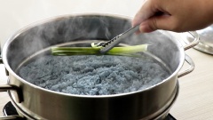 Chuẩn bị nồi hấp xôi, cho gạo nếp vào nồi, đặt 1 nhánh lá dứa vào cùng để tạo mùi thơm cho xôi. Bật lửa vừa, hấp xôi khoảng 20 phút. Trong thời gian hấp ta trộn đều 150ml nước cốt dừa và 30gr đường trong một nồi nhỏ, nấu sôi lăn tăn. Khi hấp được 20 phút thì mở nắp, gắp lá dứa ra, sau đó trộn xôi với nước cốt dừa, xới đều xôi lên để xôi được tơi và chín đều, hấp thêm 5 phút nữa thì tắt bếp.