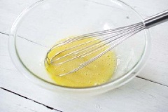 Trứng gà đập ra chén, tách riêng lòng trắng trứng, đánh đều.