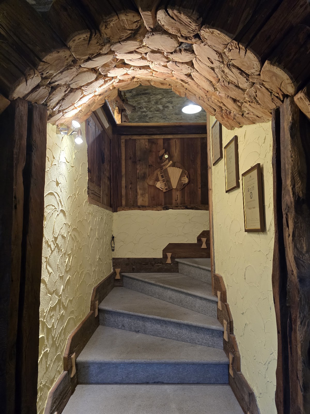 Scala in legno rustico realizzata da Faedda Alberto, falegname a Saint-Nicolas
