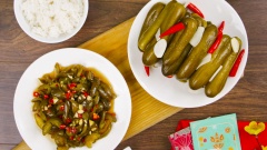 Dưa chuột muối giòn sần sật, vị chua ngọt nhẹ rất là ngon miệng. Khi dưa chuột muối đủ độ chua, các bạn cho dưa chuột vào ngăn mát tủ lạnh để bảo quản và hãm lại độ chua của dưa chuột. Bạn hãy làm ngay một lọ muối dưa chuột giúp chống ngán trong những dịp Tết đầy các món thịt mỡ, nhiều chất đạm nhé!