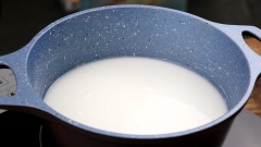 Luộc đậu phộng cho chín mềm. Trong lúc chờ đậu chín, hòa 25gr vôi bột vào 2 lít nước, để yên cho phần vôi lắng cặn. Gạn lấy 1,5 lít nước vôi trong rồi hòa 300gr bột gạo vào cho bột tan hoàn toàn, không còn lợn cợn.