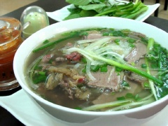 Chần phở qua nước sôi rồi cho vào tô xếp thịt bò đã thái lên trên, múc nước phở được nấu từ sá sùng vào đầy tô, rắc thêm hành lá. Khi ăn cho thêm vào các loại rau thơm tùy thích nhé! Có thể vắt chanh vào và rắc thêm ít tiêu. Nếu nhạt thì rưới thêm nước mắm mặn cho vừa miệng.
