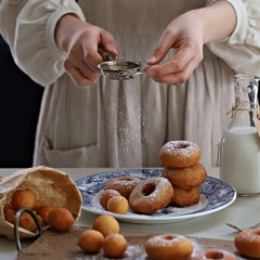 Cho bánh ra đĩa, rắc thêm ít đường bột lên trên là có thể dùng. Bánh donut đậu hũ là món ăn vừa quen thuộc lại vừa mới lạ bởi sự có mặt của nguyên liệu đậu hũ trắng thơm ngon. Hứa hẹn mang đến món bánh hấp dẫn cho cả nhà.