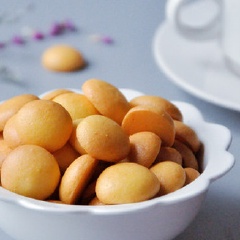 bánh chín lấy ra khỏi lò để nguội là có thể bảo quản kín trong hũ dùng dần trong thời gian dài. Những chiếc bánh quy đồng xu trong nhỏ nhỏ, xinh xắn rất đáng yêu có thể làm quà tặng người thương rất hợp nhé!