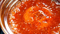 Đầu tiên chúng ta chuẩn bị phần nước sốt cay: bắc nồi lên bếp, cho vào 2 muỗng canh dầu ăn, dầu nóng bạn cho 30gr sả băm, 30gr tỏi băm vào phi trước rồi mới cho tiếp 20gr ớt băm vào sau (để tránh việc cho ớt ngay từ đầu dễ gây sặc). Sau đó cho vào nồi 200gr sốt xá xíu, 100gr ớt sa tế, 100gr tương ớt và 100ml nước lọc rồi khuấy đều, đun cho sốt sôi lên rồi tắt bếp.