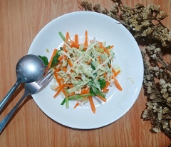 Cuối cùng bạn chỉ cần rưới sốt mayonnaise và sốt chanh lên trên. Trộn đều khi thưởng thức. Các nguyên liệu đã được khử sạch vị hăng cay giữ lại vị ngọt tự nhiên, kết hợp với sốt có độ béo, chua chua, thật sự hấp dẫn.