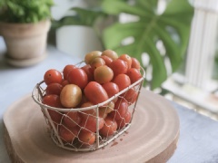 Rửa cà chua với nước muối pha loãng cho thật sạch, sau đó rửa lại với nước sạch. Để cà chua ráo nước.