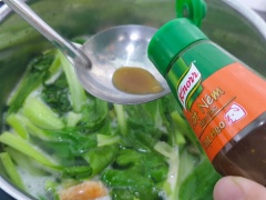 Khi nước đã sôi, cho cải thìa vào và nêm vào canh 20gr xốt nêm thịt heo Knorr, 5gr đường, 3gr muối rồi tắt bếp.