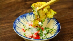 Chuẩn bị thêm các loại rau ăn kèm lẩu như rau muống cọng, bắp chuối, nấm kim châm, bông điên điển, kèo nèo,... tùy sở thích. Nhớ chuẩn bị bún, thêm chén nước mắm ớt cay hoặc muối tiêu chanh tùy khẩu vị rồi nhập tiệc thôi nào. Lẩu gà lá chúc thơm đặc biệt mùi lá chúc, thịt gà dai ngọt thấm gia vị, ăn đến đâu ngấm đến đó. Nếu thèm ăn lẩu và muốn thay đổi khẩu vị với một món lẩu mới lạ thì hãy thử Lẩu gà lá chúc theo công thức của Cooky nhé!