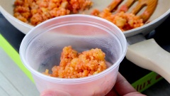 Thêm 200gr cơm nguội, xào cho cơm tơi ra thì thêm vào 3 muỗng canh tương cà, 1 ít muối, 1 ít tiêu, xào đều tay. Khi cơm và thịt gà áo đều một lớp màu đỏ đẹp của tương cà thì múc cơm ra chén, để riêng.