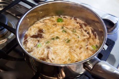 Trứng gà đánh tan ngoài bát, chầm chậm đổ trứng gà vào nồi, vừa đổ vừa dùng đũa đảo vòng tròn để tạo thành những hoa văn đẹp mắt trong món súp. Khi trứng chín hoàn toàn thì bạn có thể tắt lửa được rồi.
