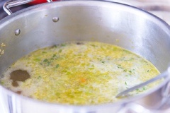 Thêm nước dùng gà và nhánh thyme khô vào đun sôi rồi giảm lửa nhỏ vừa trong 10 phút. Kế tiếp, thêm thịt gà xắt nhỏ vào nấu trong 3 phút đến khi gà chín, nêm lại gia vị vừa ăn. Thêm nui đã luộc vào, đợi nước sôi thì tắt bếp.