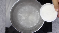 Trộn bột rau câu và đường với nhau. Đun nước sôi, từ từ cho bột rau câu và đường vào khuấy đều cho tan, tránh để bị vón cục.