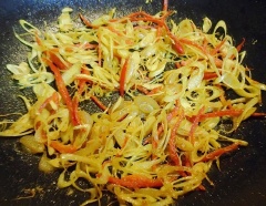 Làm nóng 2 muỗng canh dầu ăn, cho sả, ớt sừng, hành tím, gừng vào, đảo đều 30 giây. Cho ra đĩa, để riêng.