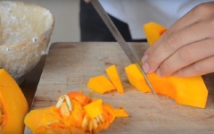 Bí đỏ gọt vỏ, cắt khúc, rửa sạch. Đậu xanh không vỏ, gạo nếp ngâm nước khoảng 3 giờ hoặc qua đêm.