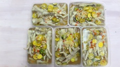 Xếp chân gà vào hộp hoặc hũ nhựa. Đổ hỗn hợp nước mắm vào, đậy kín nắp. Ngâm chân gà qua đêm là có thể dùng được rồi nha.