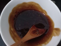 Pha 3 muỗng canh sốt tương đen với 3 muỗng canh nước lọc + 2 muỗng cà phê đường.