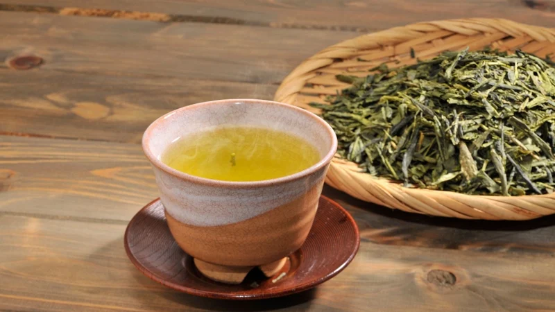 Trà xanh chứa một lượng vừa phải caffeine giúp tăng tỉnh táo và tập trung