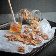 Nếu mới học làm snack kẹo mứt, đây sẽ là một khởi đầu tốt cho bạn bởi làm loại snack này không khó mà kết quả lại vô cùng thơm ngon! Bạn cho snack vào lọ thủy tinh bảo quản trong tủ lạnh hoặc nhiệt độ thường đều được nha.