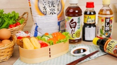 Sushi Bento vừa nhanh gọn cùng vài bước thực hiện, vừa bắt mắt khiến ai cũng thích mê. Từng miếng Sushi chấm cùng nước tương hấp dẫn và ngon miệng, bạn nhớ lưu lại công thức của JFoodo để thực hiện nhé!
