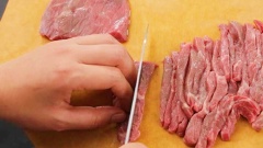 Cần tây và hành lá rửa sạch, cắt thành các khúc cỡ 4cm. Gừng thái sợi, ớt thái lát. Thịt bò chọn mua loại thịt nạc thăn, màu dỏ tươi. Đem thịt bò rửa sạch, thái thành những miếng mỏng rồi thái tiếp thành que nhỏ. Cho thịt bò vào bát, thêm 15ml nước tương, 15ml rượu nấu ăn, 5g bột bắp và 1 muỗng cà phê đường, trộn đều, ướp trong 20 phút.