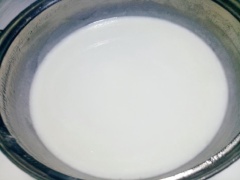 Chia nước thạch agar làm 3 phần: - Hòa tan nước cà phe đen với 1/3 phần nước thạch thành thạch cà phê - Hòa tan sữa với 1/3 phần nước thạch thành thạch sữa - Hòa tan nước cốt dừa với 1/3 phần nước thạch thành thạch cốt dừa