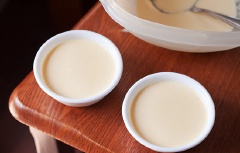 Đổ hỗn hợp bắp hột ra cốc hoặc khuôn bánh, xếp phô mai lên trên. Nướng bánh trong khoảng 30 phút ở nhiệt độ 180 độ C.