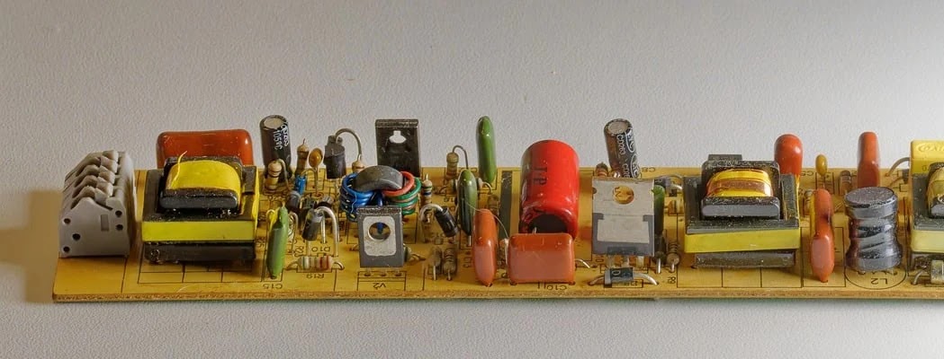 태블릿과 노트북, 휴대용 전자기기 구조 비교