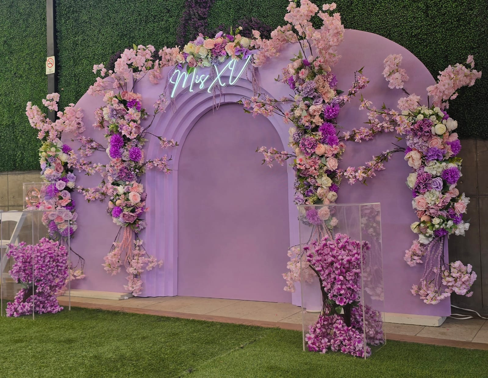Detalle de decoración floral para evento XV años en Tijuana