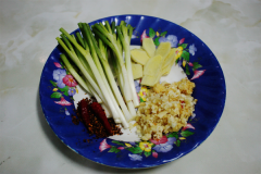 Chuẩn bị ếch làm sạch, chặt nhỏ vừa ăn, để ráo. Rửa sạch hành lá lấy phần đầu hành, thái ít lát gừng, tỏi băm nhuyễn. Dùng một tô lớn, trộn đều hỗn hợp nước sốt nấu ếch gồm: 5 muỗng canh dầu hào, 4 muỗng canh nước tương, 1/2 muỗng cà phê bột ngọt, 1/2 muỗng cà phê muối, 4 muỗng canh đường trắng và 100ml nước.