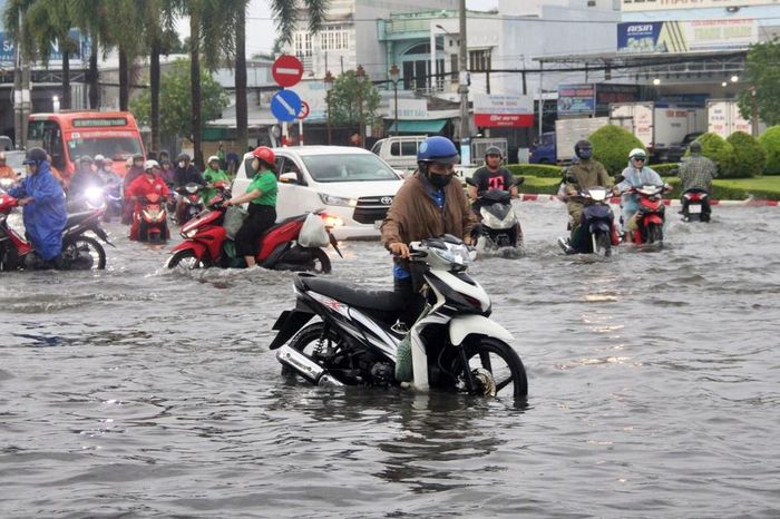 Mưa lớn kéo dài, nhiều tuyến đường ở Cà Mau ngập sâu - Báo Xây Dựng