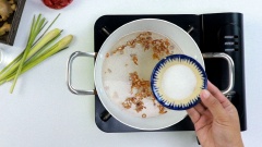 Bắc nồi lên bếp, cho vào 2 muỗng canh dầu ăn rồi đun nóng, rồi cho 30gr hành tím cắt lát vào phi vàng thơm. Sau đó thêm vào nồi 500ml nước dừa tươi, 80ml giấm, 100gr đường, 2gr muối rồi khuấy đều. Cho thêm 30gr sả cây cắt ngắn đập dập, 30gr hành tây cắt múi cau, 20gr ớt sừng cắt lát, 15gr gừng thái sợi rồi nấu cho nước giấm sôi già.