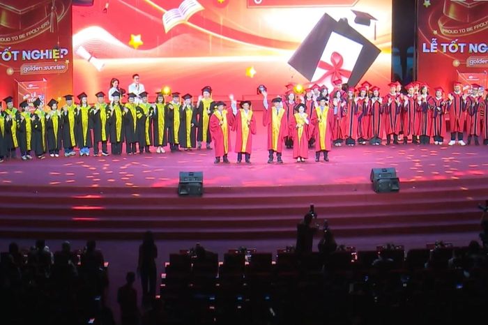 Hàng nghìn sinh viên tri ân cha mẹ trong lễ tốt nghiệp - Đài Phát thanh và truyền hình Hà Nội