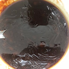 Nấu hỗn hợp sốt để rưới lên. Chiên trứng để trang trí lên thố cơm.
