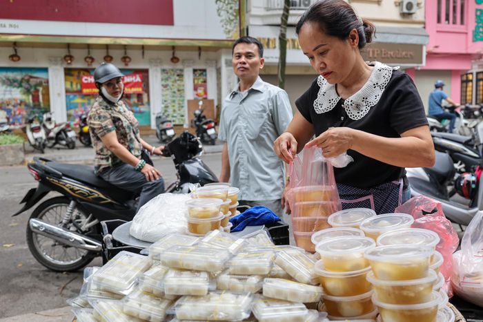 Người Hà Nội xếp hàng cả tiếng chờ mua bánh trôi, bánh chay dịp Tết Hàn thực - Báo VTC News