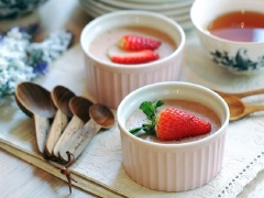 Khi pudding được, lấy ra để nguội. Trang trí thêm quả dâu tây lên trên. Pudding sữa dâu tây thơm thơm béo ngậy chắc chắn sẽ là món tráng miệng thú vị sau mỗi bữa cơm.