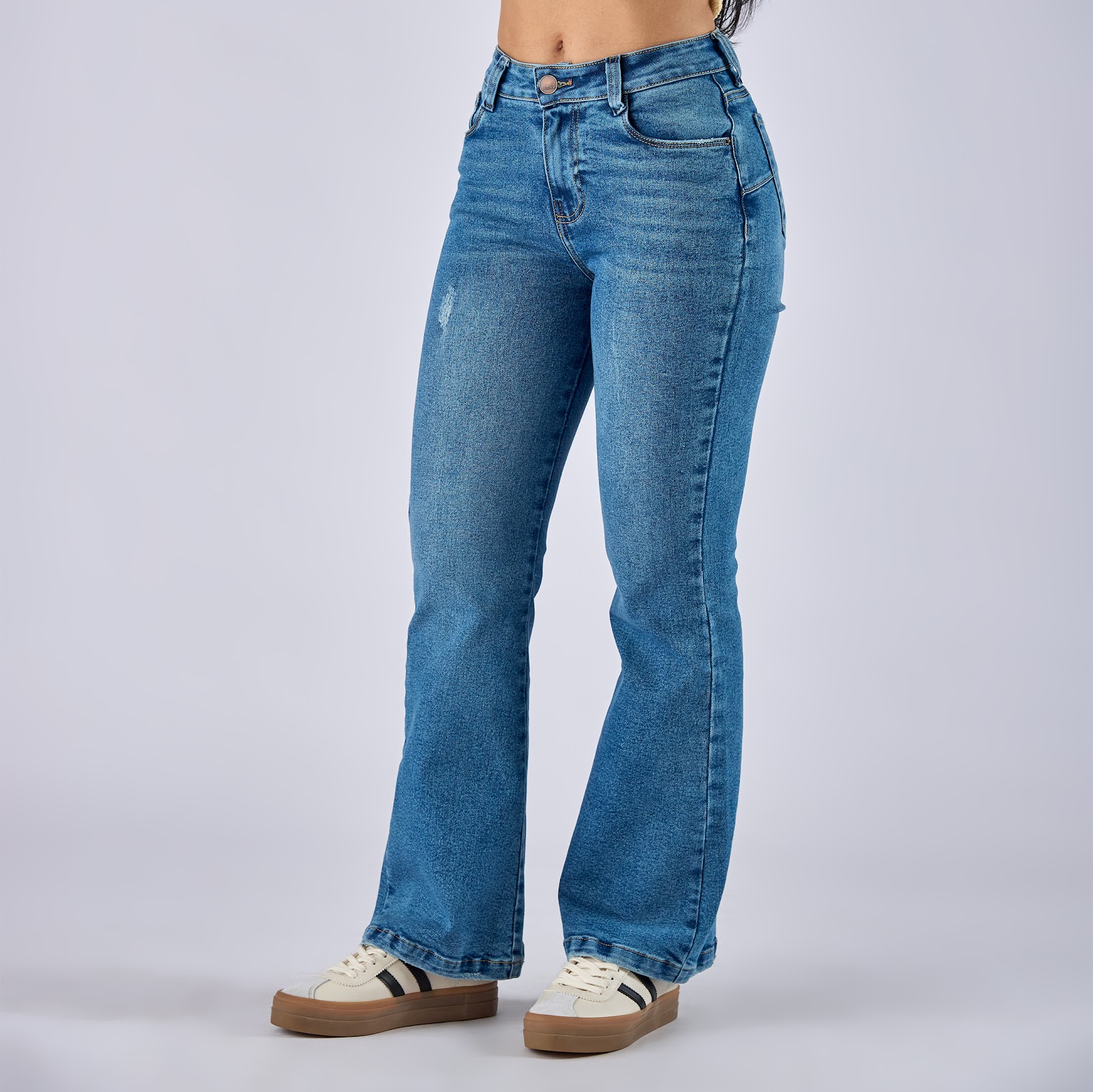 Jean flare boot licrado tiro medio en denim color azul medio - Vista 2