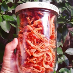 Với món snack thanh cua tự làm này, mọi người có thể an tâm về chất lượng. Khi ăn rất giòn, có vị thơm của cua, mặn ngọt vừa phải nên rất ngon.