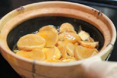 Đun khoảng 6-10 phút, mở nắp nồi ra, cho gia vị vừa ăn, đun lửa nhỏ để nấm thấm gia vị, thỉnh thoảng cầm tay cầm của nồi lắc đều.
